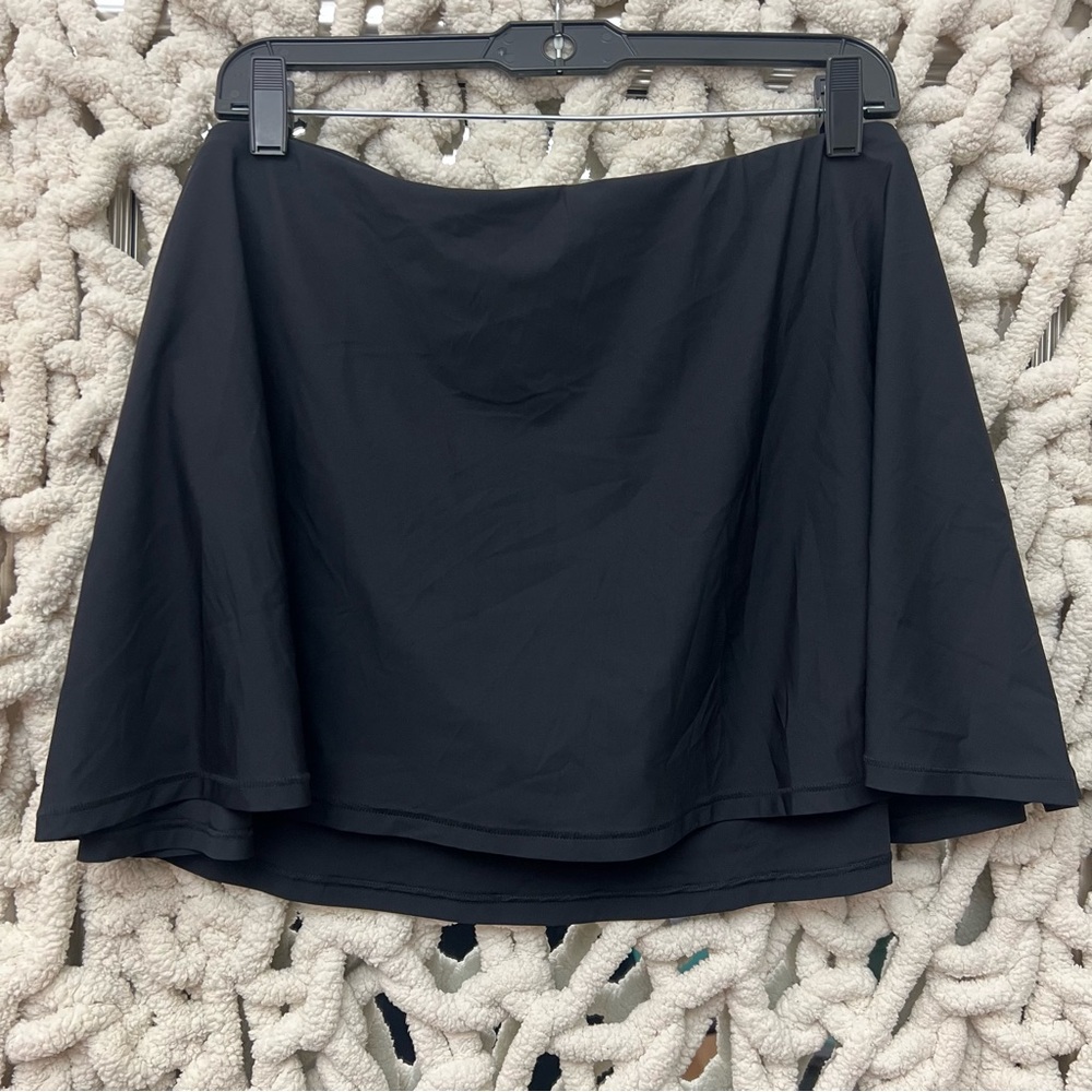 SKIMS CLING MATTE SKORT NWOT - OBSIDIAN